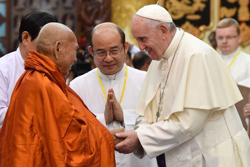 Francesco viene accolto e salutato da Bhaddanta Kumarabhivamsa, presidente del Comitato di Stato Sangha Maha Nayaka (Ansa)