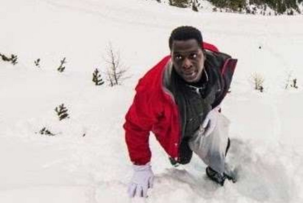 Un momento della traversata con i migranti che tentano di raggiungere i Comuni di Nevache e Briancon, in Francia