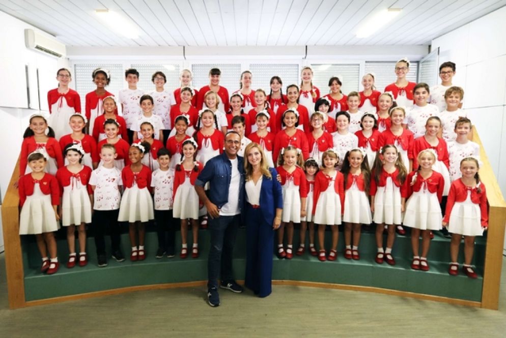Carlo Conti con il Piccolo Coro “Mariele Ventre” dell'Antoniano e la sua direttrice Sabrina Simoni (foto M. Zucchini)