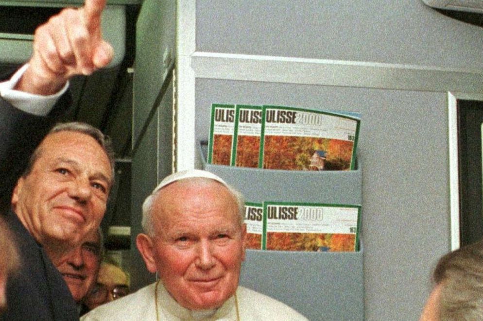 Giovanni Paolo II in aereo con Navarro Valls verso il Brasile il 2 ottobre 1997 (Gerard Julien /Ansa)