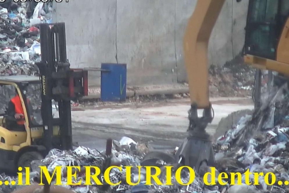 Un'immagine del video realizzato dai Carabinieri della Forestale in una discarica vicino a una scuola nel Livornese