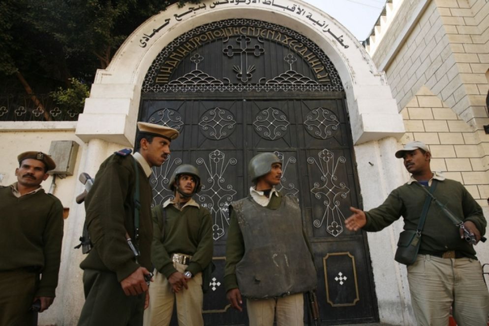 Controlli di fronte a una chiesa ad Alessandria