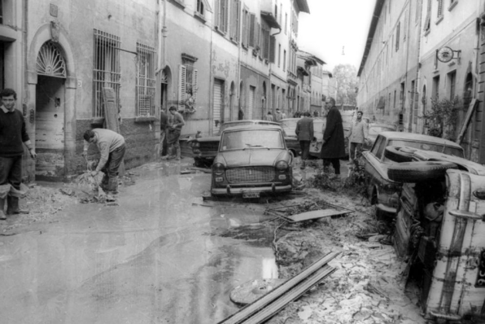Le vie di Firenze dopo l'alluvione