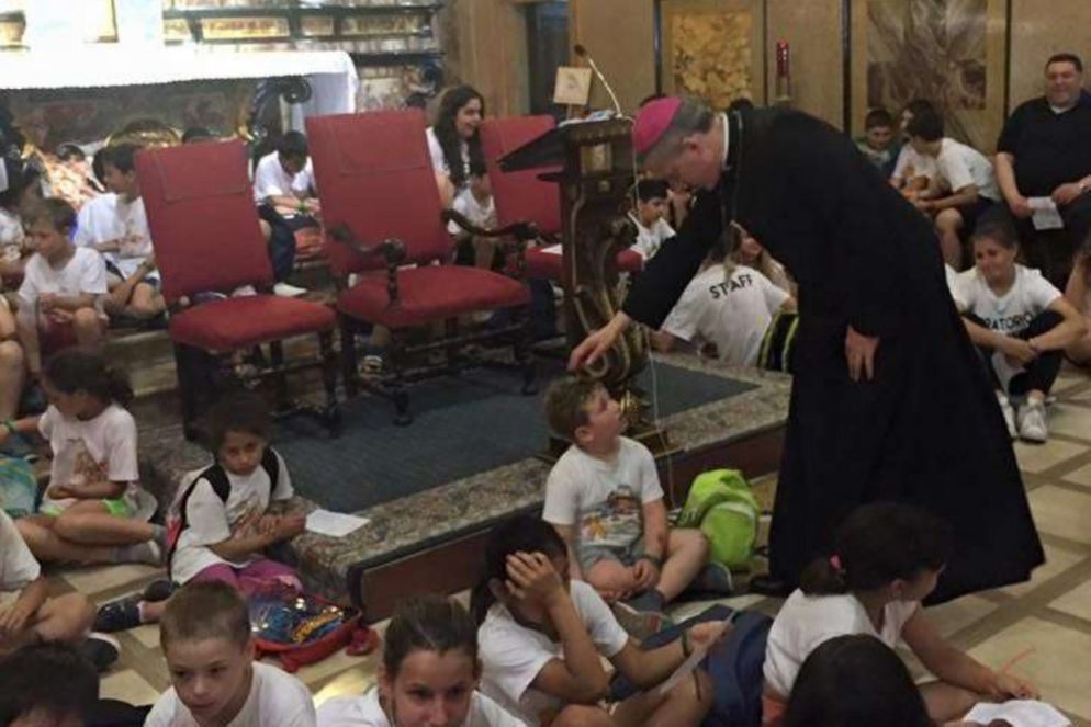 Il vescovo Vittorio Viola co i ragazi (Radio Pnr)