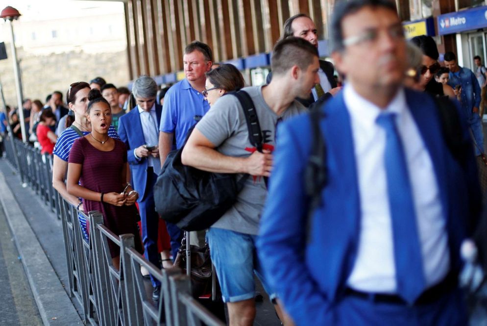 Lunghe code davanti ai taxi alla stazioni Termini