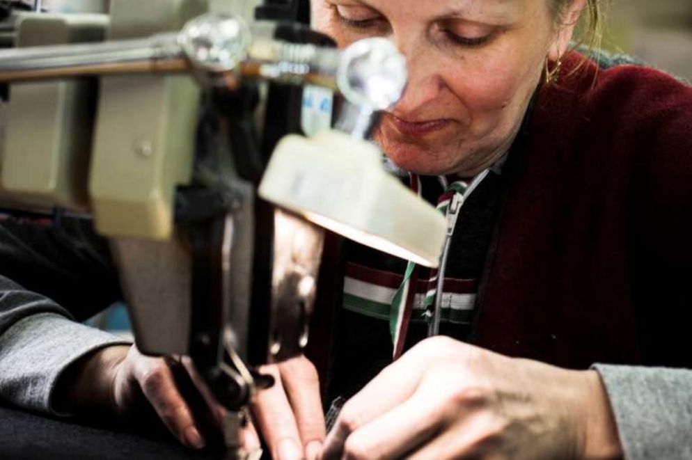 Operaia ucraina alla macchina da cucire