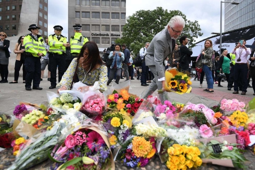 Il tributo floreale dei londinesi alle vittime dell’attentato