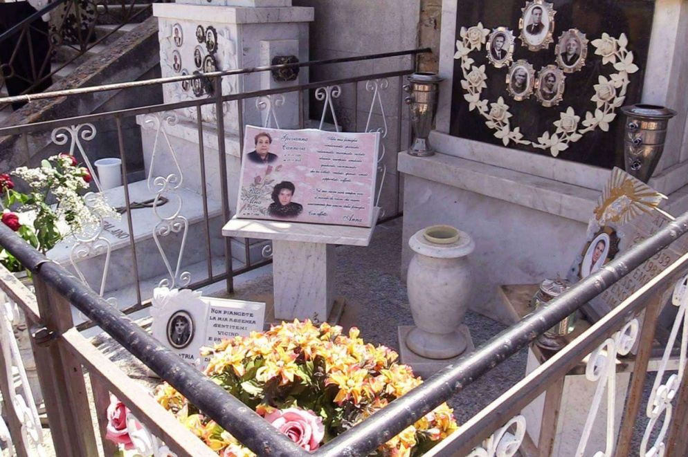 Le due lapidi poste sulla tomba di Rita Atria (Max Firreri)