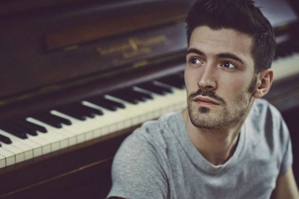 Il cantautore siciliano Giovanni Caccamo, in gara al prossimo Festival di Sanremo