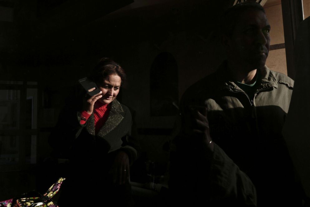 Una donna cristiana copta in fuga dal Nord del Sinai e diretta con la sua famiglia a Ismalia a 120 chilometri a est del Cairo (Ansa)