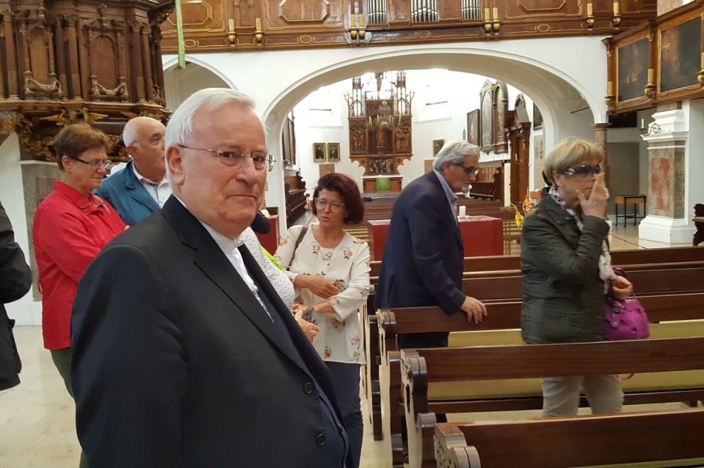 Il cardinale Bassetti nella chiesa di Sant'Anna ad Augusta