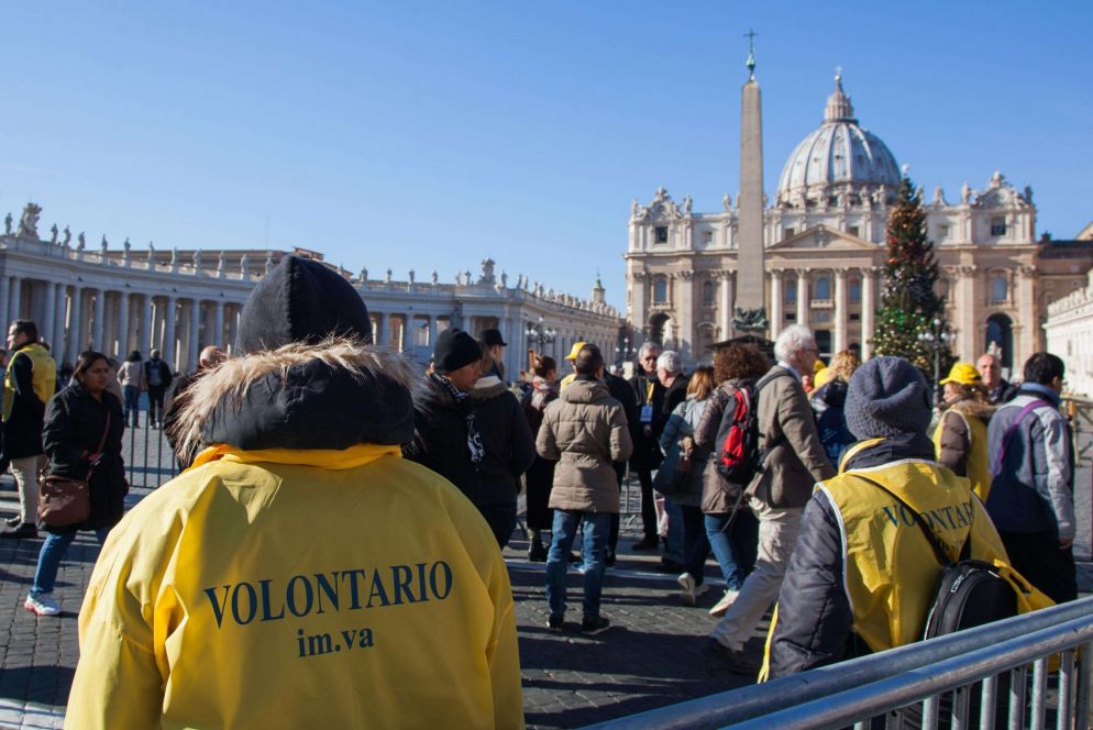 Volontari del giubileo in piazza San Pietro