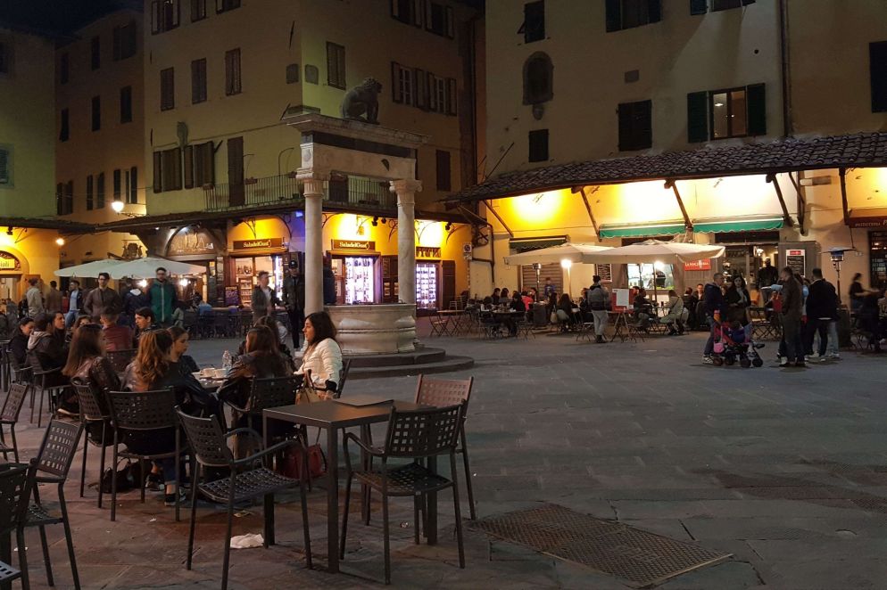 Piazza della Sala con il pozzo del Leoncino nel centro storico di Pistoia