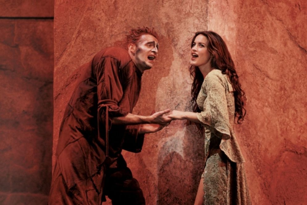 Giò Di Tonno e Lola Ponce in "Notre Dame di Paris" di Cocciante prodotto da Zard in Italia