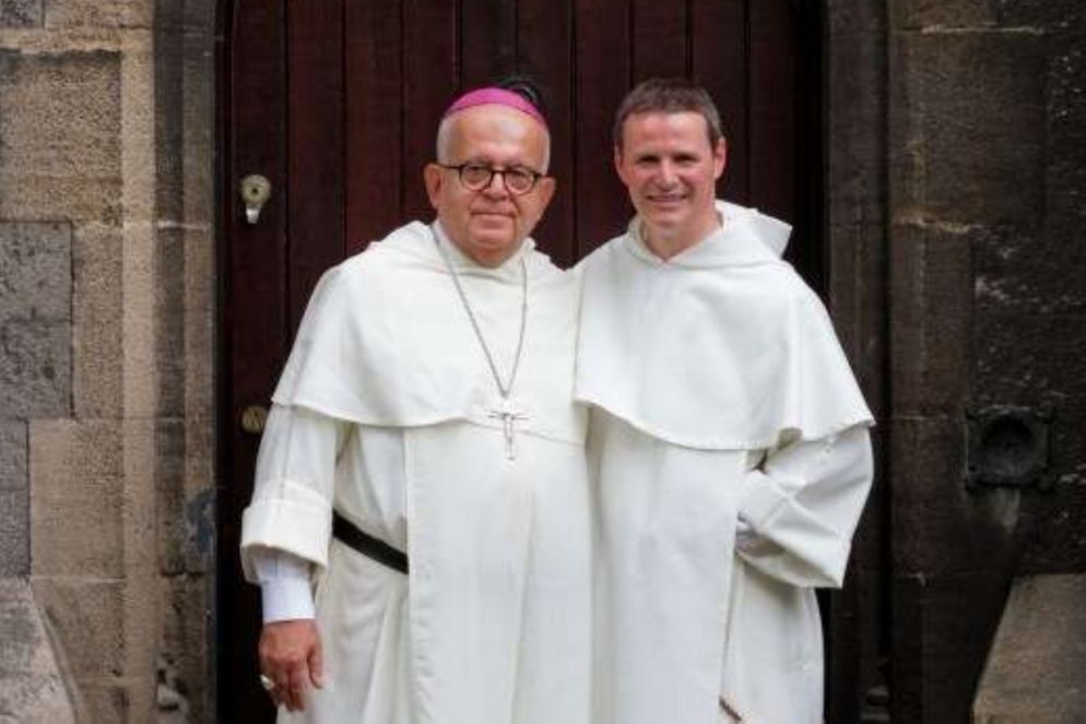 Un'istantanea a Dublino con l'arcivescovo Di Noia e il prete novello Philip Mulryne (foto sito www.dominicans.ie)