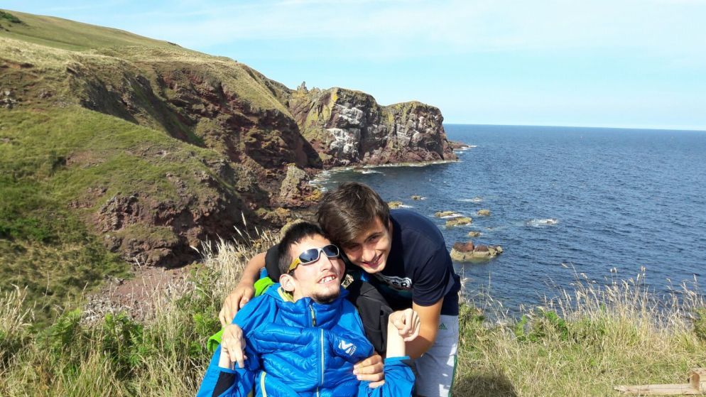 Al mare con il fratello Iacopo