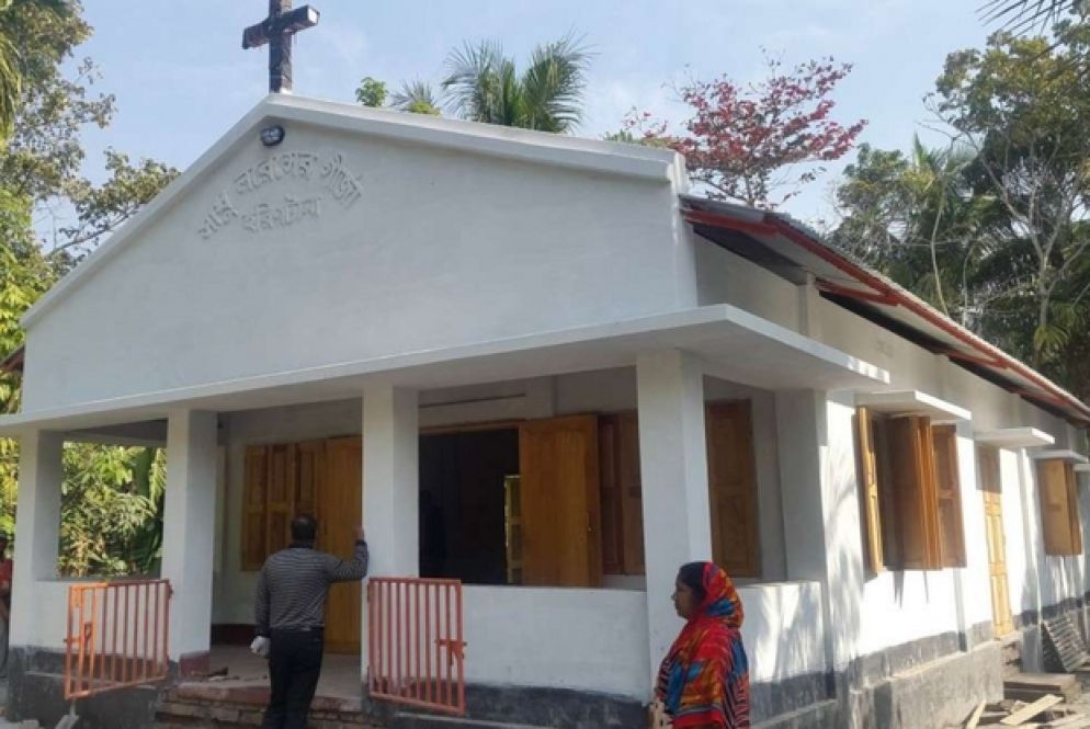 Venerdì 24 febbraio, dopo cinque mesi di lavoro, viene consacrata la chiesa di San Michele in Bangladesh costruita grazie alle donazioni dei familiari di una delle vittime, Simona Monti.
