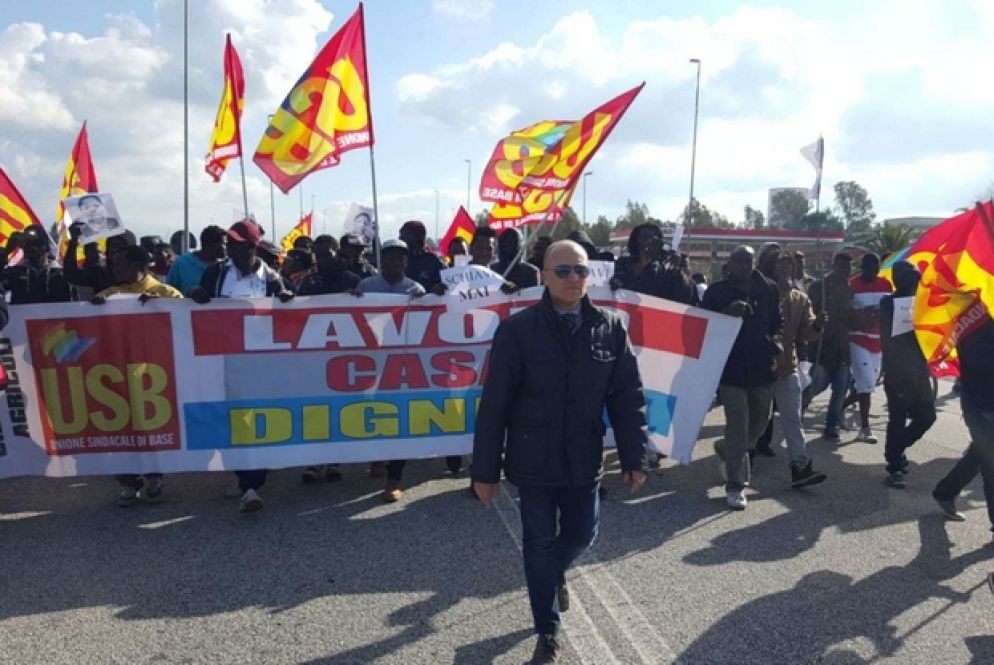 La manifestazione per i migranti della baraccopoli di San Ferdinando