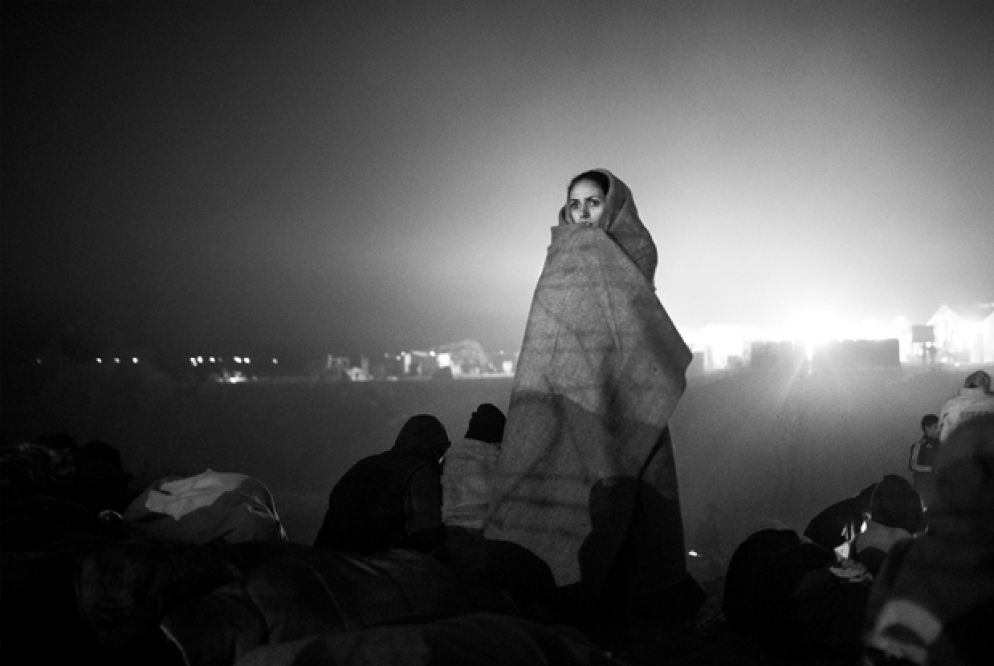 © Alessio Cupelli. Nadab. Una donna siriana osserva la rivolta del campo di Idomeni.