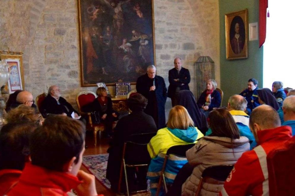 Il cardinale Gualtiero Bassetti con i volontari impegnati nell’accoglienza dei senzatetto