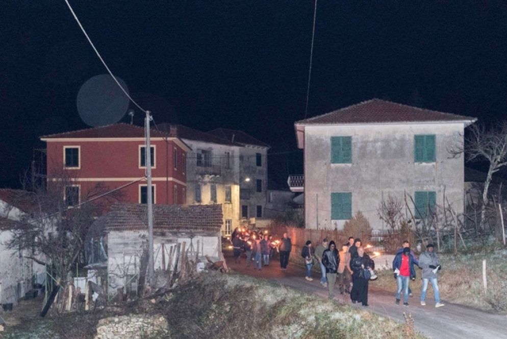 Il corteo si snoda nel paese (Photo Augustin - Varese Ligure)