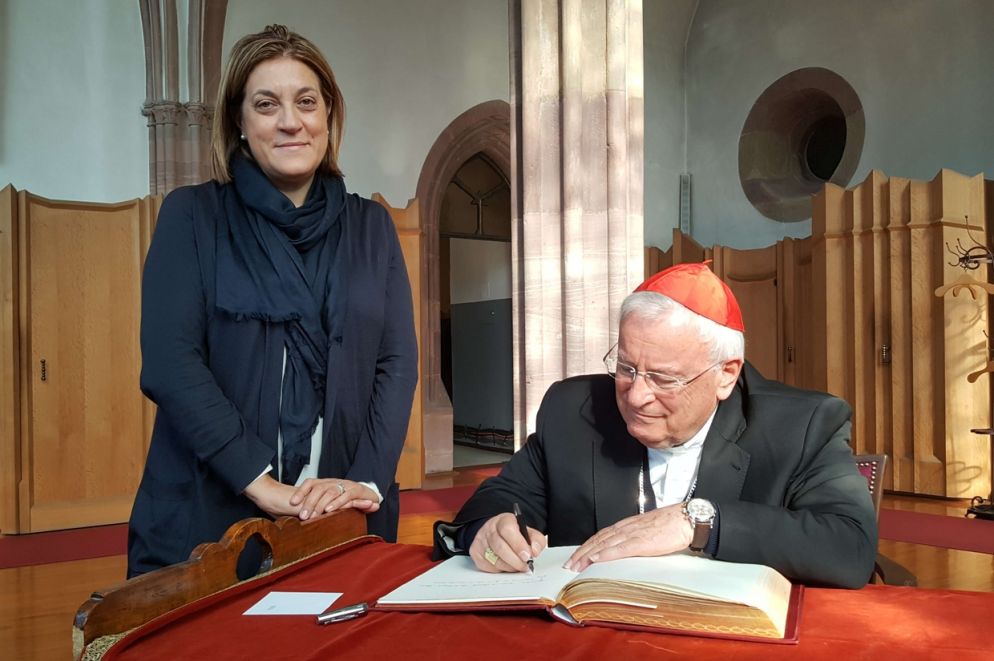 Il cardinale Bassetti firma il registro del Duomo di Spira con la presidente della Regione Umbria, Catiuscia Marini
