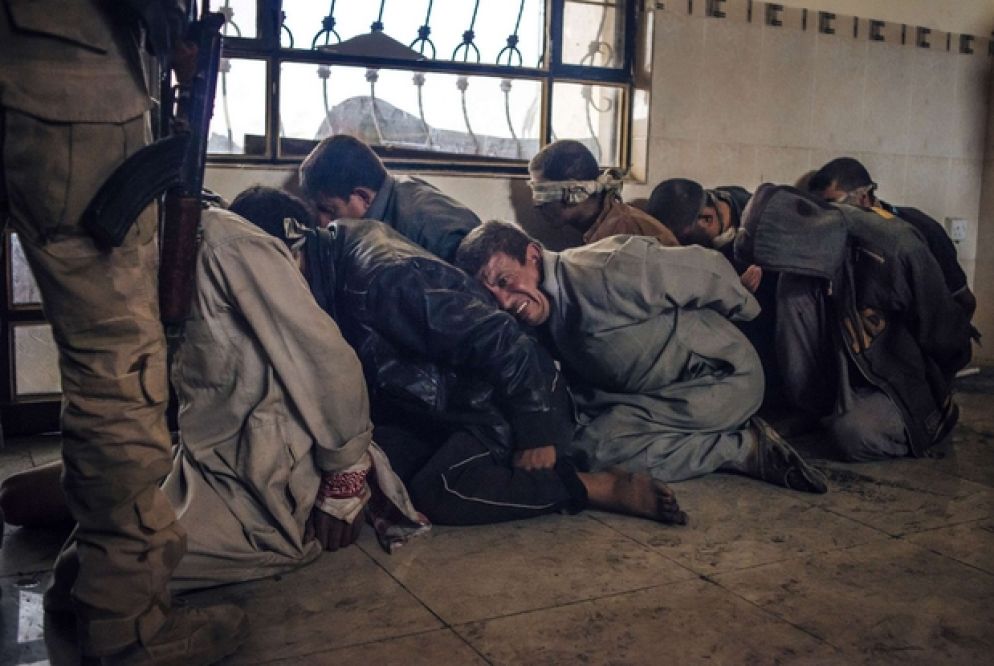 Iraq, uomini sospettati di essere militanti del Daesh prima dell'interrogatorio: foto di Emanuele Satolli