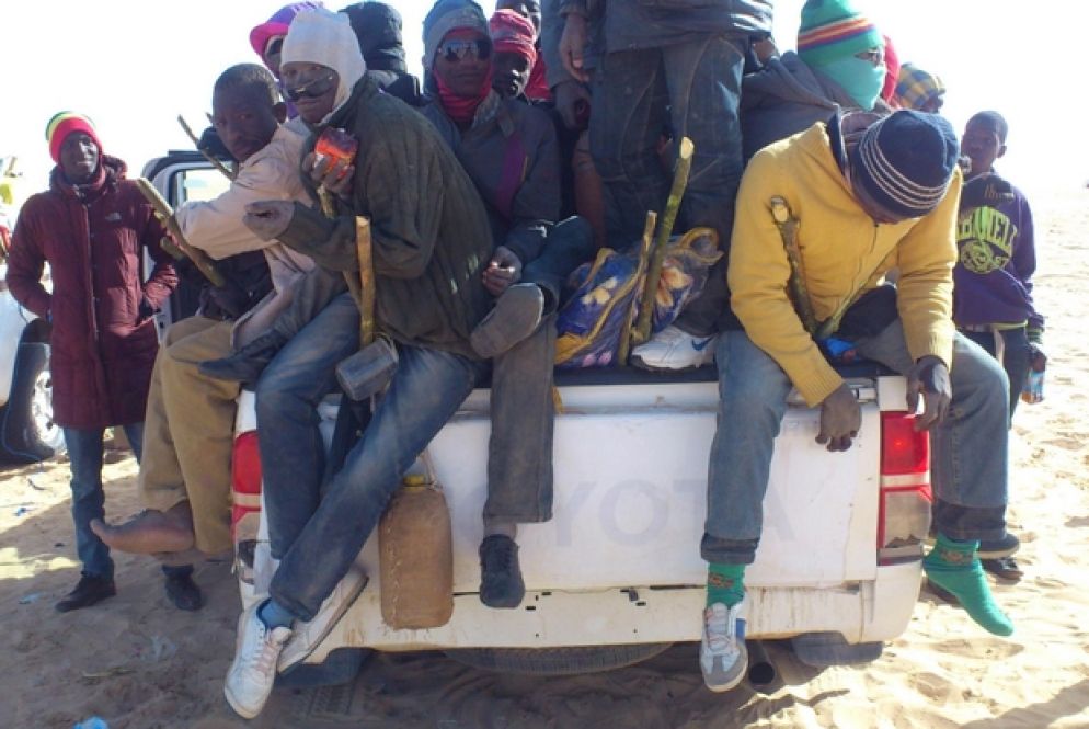 Un camion di migranti nel deserto del Sahara, foto di repertorio (Ansa / Polizia di Stato)