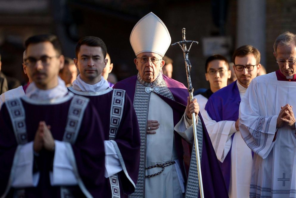 Il rito delle Ceneri (Ansa)