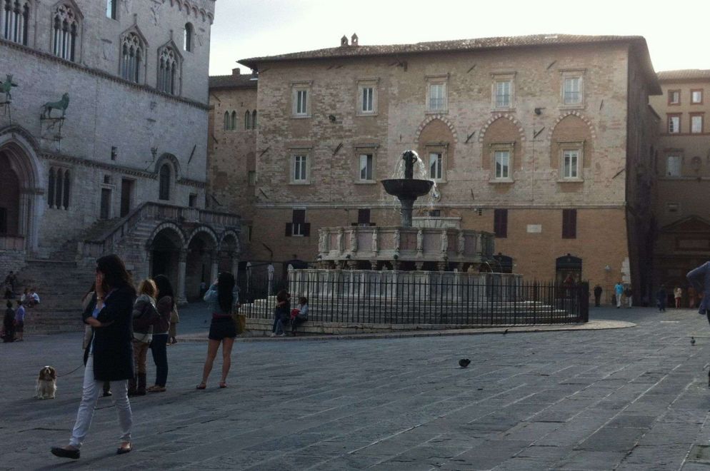Il palazzo vescovile di Perugia, dietro la fontana in piazza 4 novembre