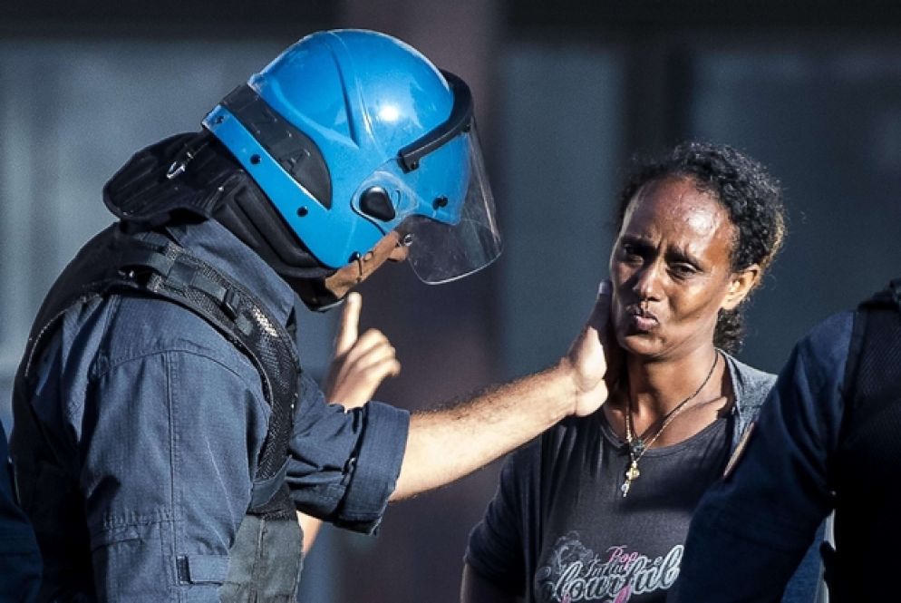 Scontri a Roma dopo lo sgombero di un centinaio di rifugiati in regola (foto Ansa)