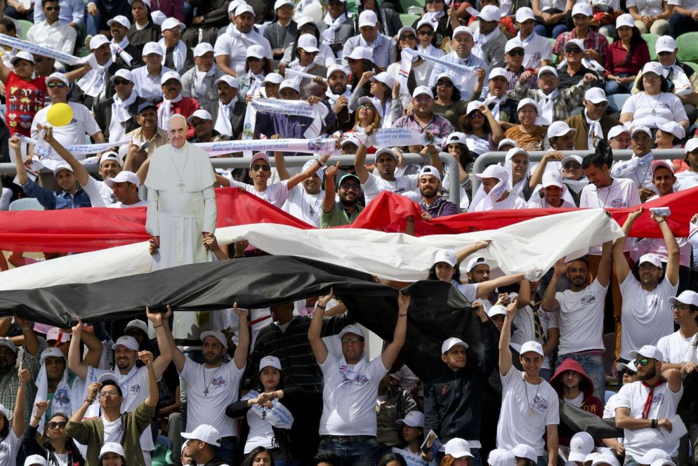 Il saluto della folla prima della Messa (Ansa)