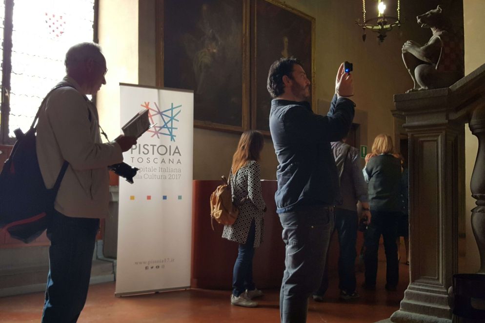 L'interno del Palazzo comunale con il logo della Capitale italiana della cultura