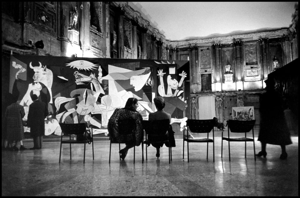 Milano 1953: «Guernica» esposta nella Sala delle Cariatidi di Palazzo Reale (foto René Burri) - © RENE BURRI/MAGNUM PHOTOS