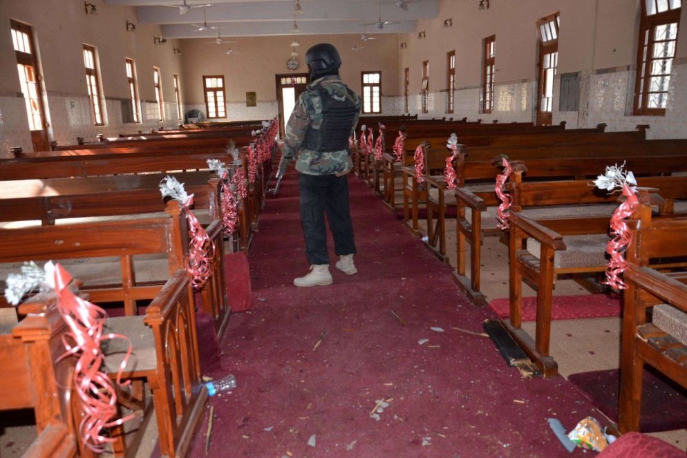 Un miltare ispeziona la chiesa dov'è avvenuto l'attentato a Quetta (Ansa)