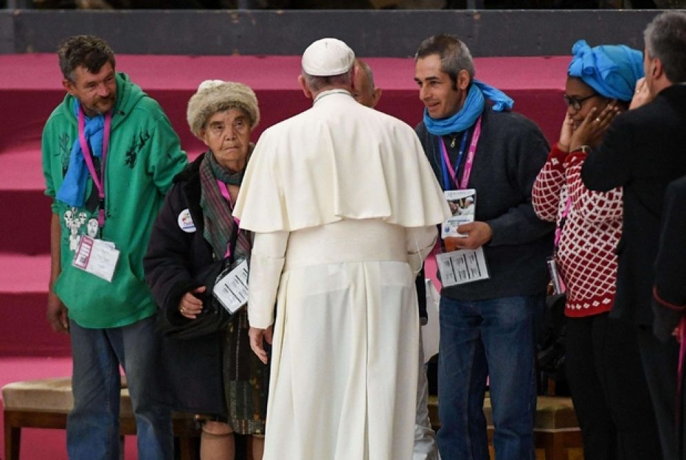 Il Papa con alcuni senzatetto in Aula Paolo VI, l'11 novembre 2016
