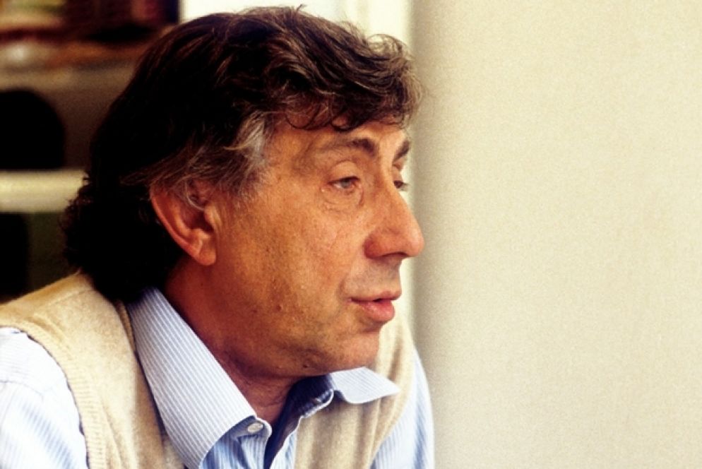 Una foto di Franco Basaglia, lo psichiatra a cui si deve la famosa legge 180 del 1978 che ha imposto la chiusura dei manicomi e regolato il trattamento sanitario obbligatorio, istituendo servizi di igiene mentale pubblici. L’intenzione della legge era quella di favorire terapie che non ledessero la dignità e la qualità di vita dei pazienti, che nei vecchi manicomi venivano spesso trattati con elettroshock e terapie farmacologiche decisamente invasive