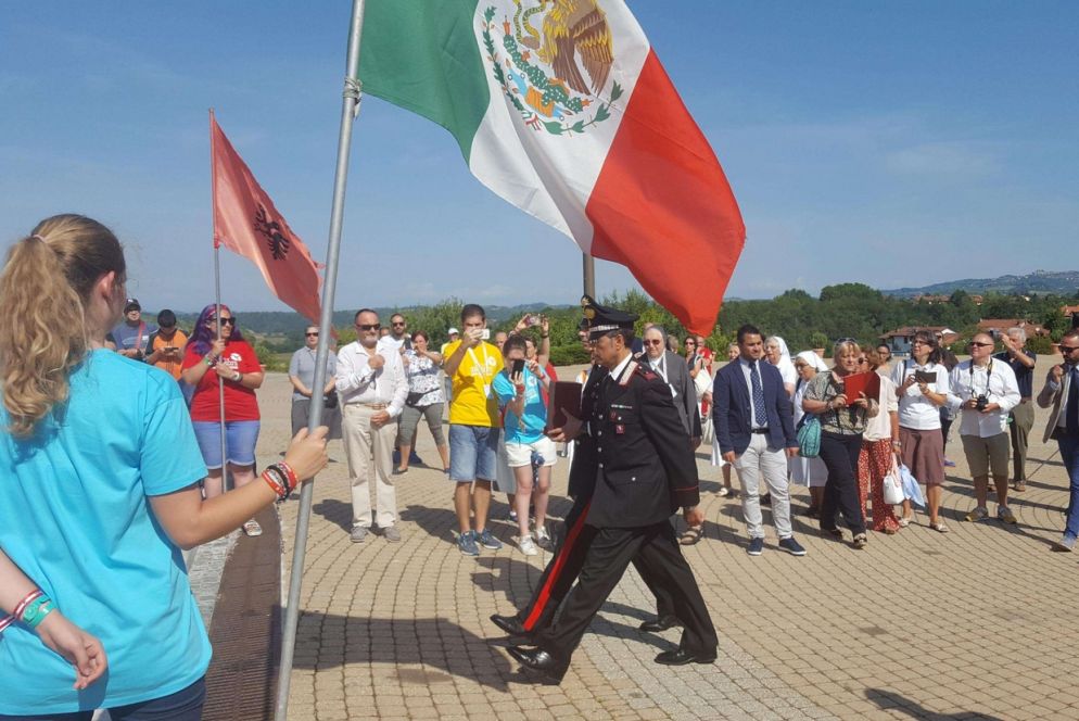 La riconsegna della reliquia rubata da parte dell'Arma dei carabinieri (Ansa)