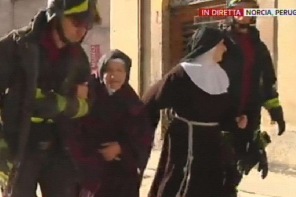 Le suore tratte in salvo (foto tratta da un video di SkyTg24)