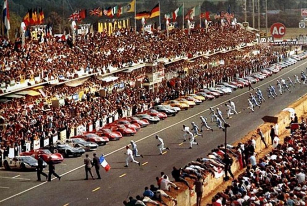 Il via di Le Mans dell'edizione del 1965 quando i piloti ancora partivano di corsa per raggiungere le loro auto