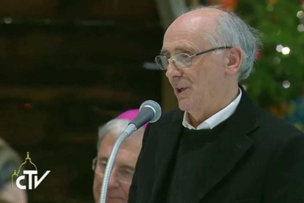 Don Luciano Avenati, parroco dell’abbazia di San Eutizio a Norcia: «Sono qui a testimoniare la sofferenza che ha fortemente segnato la gente del territorio in cui vivo, come anche gli altri territori di tutta la zona della Valnerina colpiti dal terremoto. Ma soprattutto voglio testimoniare la fortezza d’animo, il coraggio, la tenacia, e insieme la pazienza, la solidarietà nell’aiuto vicendevole della mia gente – ha aggiunto il parroco – e quindi la fede che trova in questi atteggiamenti l’espressione di una grande umanità. Devo dire dunque che sono orgoglioso della mia gente. E se io sono stato un sostegno per loro, loro sono stati la mia forza». Abbiamo vissuto insieme dormendo in macchina, poi nelle tende, poi nelle roulottes, ed ora qualcuno comincia a sistemarsi in piccole casette”. In tutto questo, ha sottolineato il parroco, «siamo cresciuti nelle relazioni umane e fraterne; sono avvenute alcune riconciliazioni; in una parola abbiamo perso le case ma siamo diventati una grande famiglia. E in questi giorni di Natale ci siamo detti più volte che non dobbiamo sentirlo come il più brutto della nostra vita, ma forse il più vero, quello che ci fa sentire più vicini a Gesù che è nato fuori casa (e noi siamo fuori casa), e che ha piantato la tenda in mezzo a noi (e noi siamo stati e in parte siamo ancora nelle tende). Siamo terremotati nel corpo ma non nell’anima». Da qui il «grazie» al Papa per la «sua vicinanza, affetto, preghiera», per il sostegno dato con «la sua visita, e il suo ricordo continuo e dal suo aiuto concreto fatto pervenire anche a noi parroci».