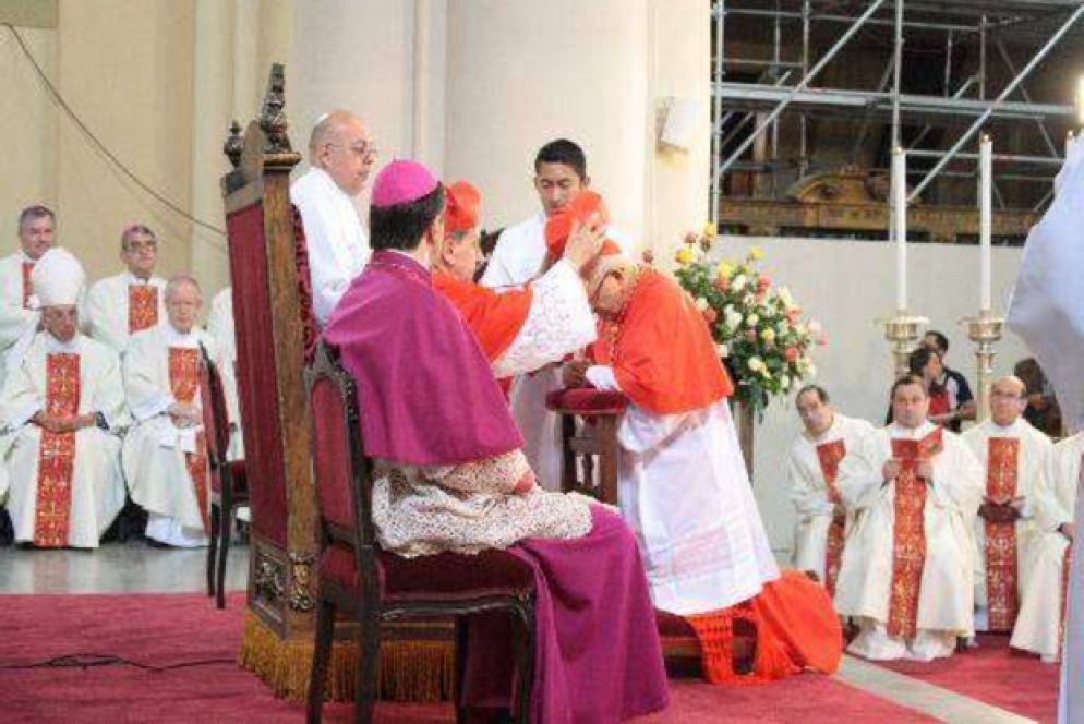 Nel febbraio del 2015 riveve nella cattedrale di Bogotà la berretta dall'arcivescovo e cardinale Ruben Salazar Gomez