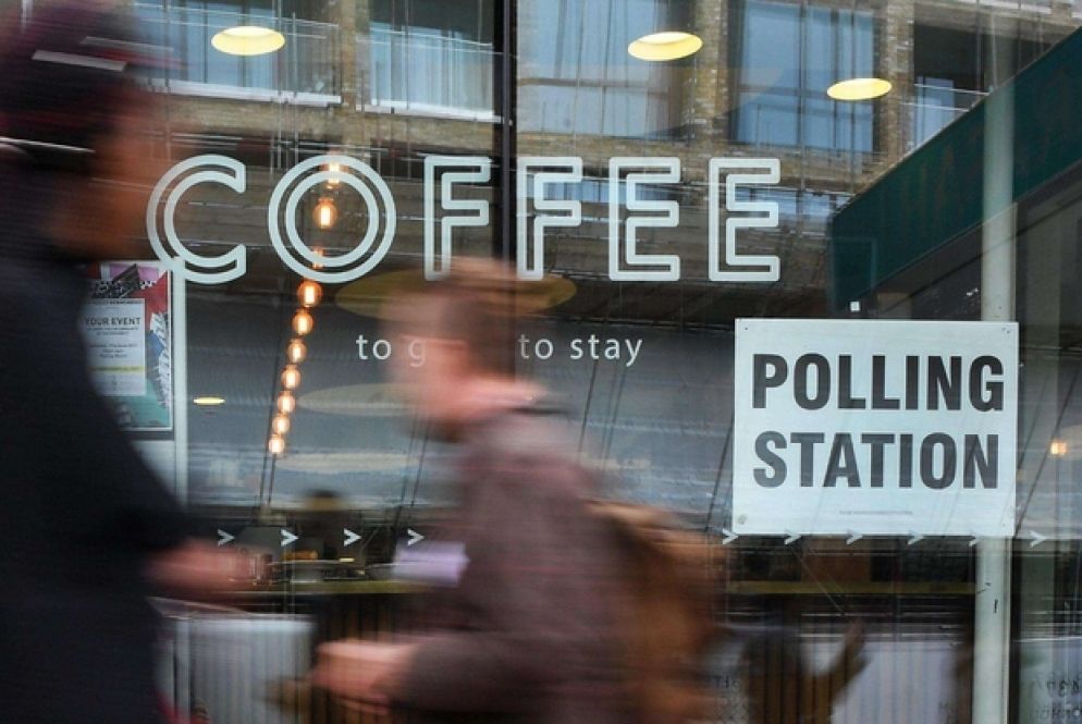 Si può votare anche al caffé (Ansa)