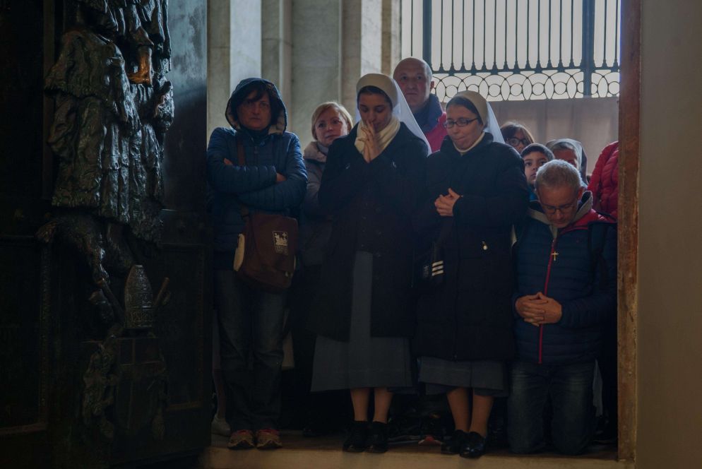 L'attraversamento della Porta Santa da parte di alcuni fedeli