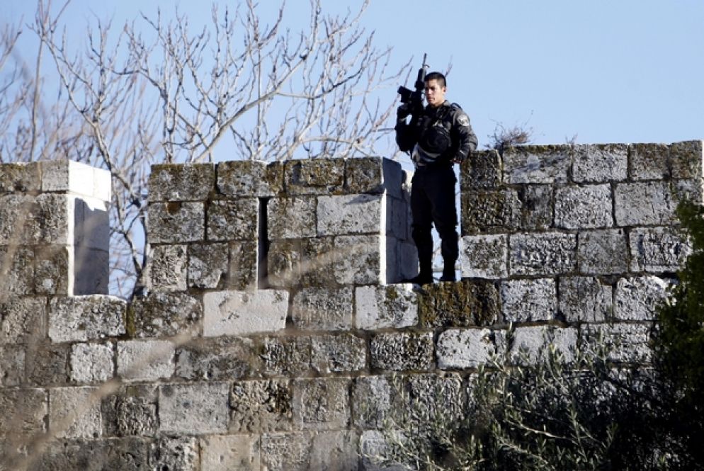 Un agente della Sicurezza israeliana alla porta di Damasco, nella Città vecchia di Gerusalemme (Ansa/Ap)