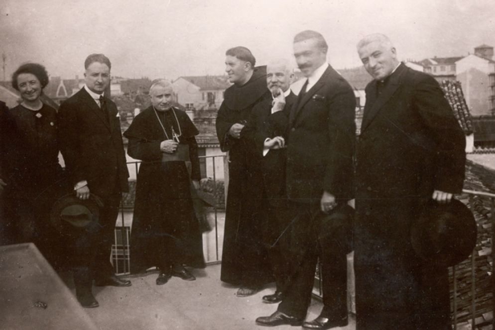 Da sinistra Armida Barelli, Fausto Barelli, il cardinale Gaetano Bisleti, padre Agostino Gemelli, Ernesto Conte, Ratelli Castelli