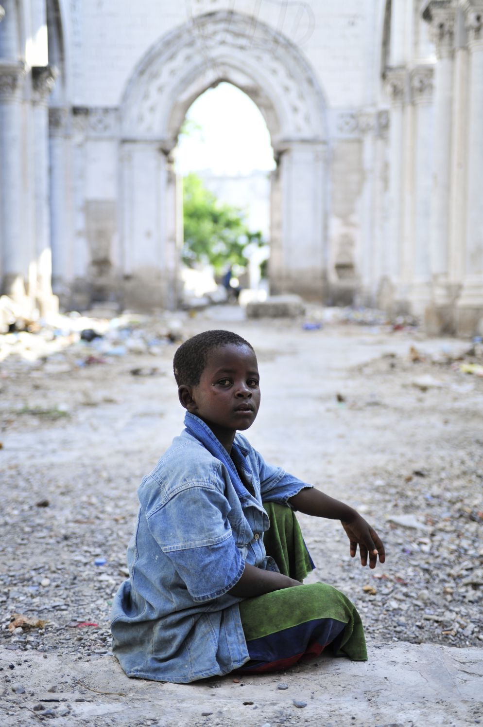 Un ragazzo nella vecchia cattedrale in rovina (Au-Un Ist photo/ Tobin Jones)