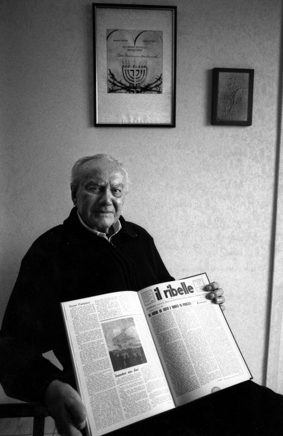 Monsignor Barbareschi mostra una raccolta de "il ribelle"