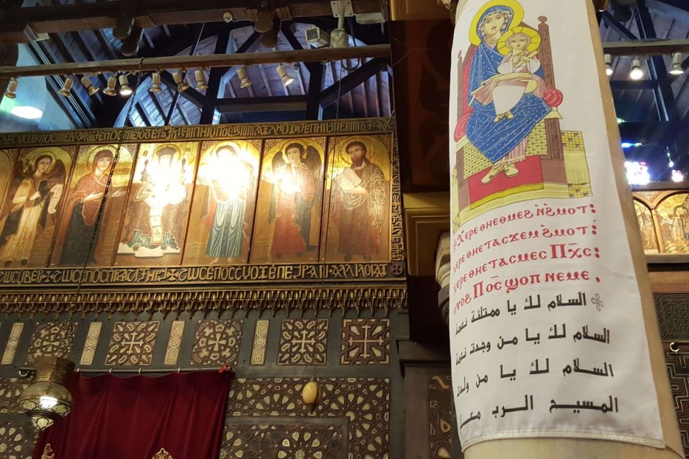 La “chiesa sospesa” nel Vecchio Cairo con gli stendardi mariani che annunciano il Natale (Foto Gambassi)