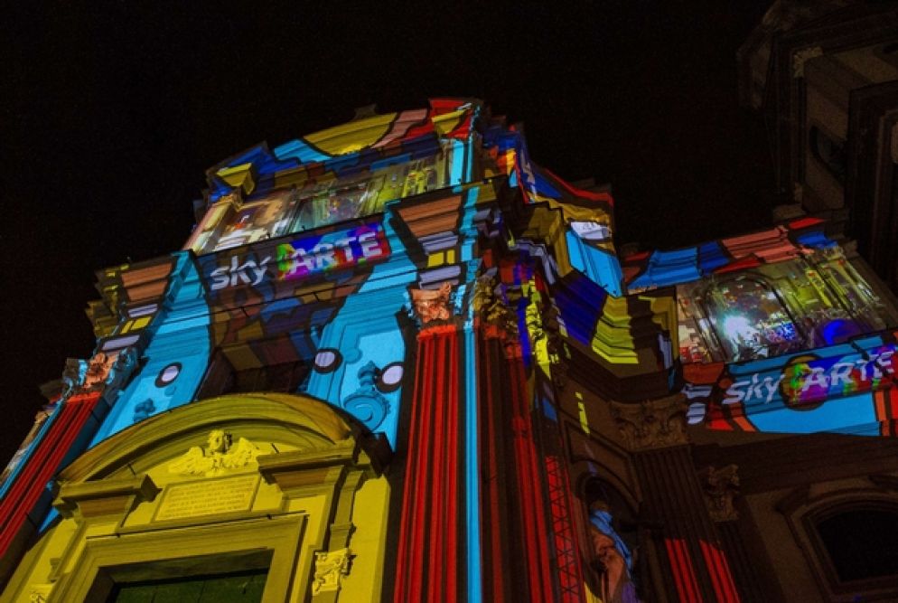 La facciata della Basilica di Santa Maria alla Sanità illuminata da installazioni per lo Sky Arte Festival